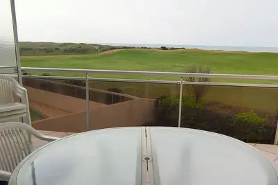 Image de Appartement tranquille avec terrasse et piscine, idéal pour familles!