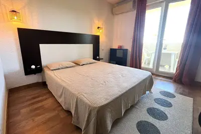 Image de Studio climatisé avec piscine, balcon et parking, proche plage et centre ville – Saint-Florent