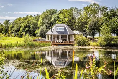 Image de Luxury Boathouse situated on a private lake, with panoramic views and a hot tub.