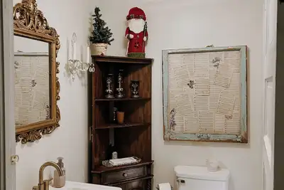 Image de Vintage Style Cozy 4 Bedroom Home that used to be a church