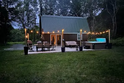 Image de Cozy 2-bedroom cottage with WiFi, Ac, and Hot Tub on 10 acres.