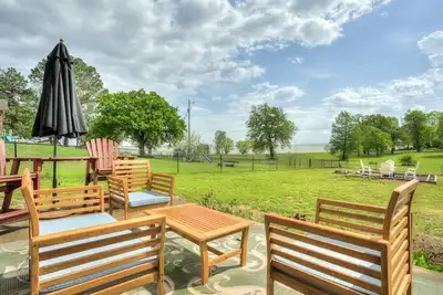 Image de Unwind with your family at this cozy lakeside home!