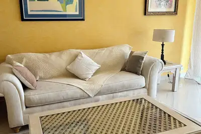 Image de Appartement  central proche de toutes commodités, rénové, vue dégagée.