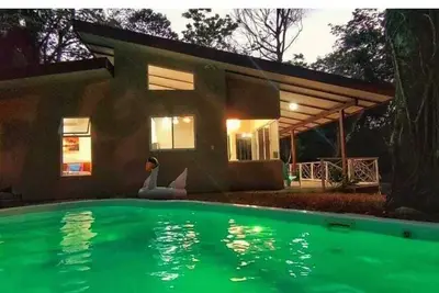 Image de Modernes Haus mit Privatem Pool im Manuel Antonio 24/7 Überwachte Anlage