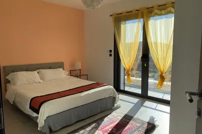 Image de Chambre dans propriété avec salle douche privative et terrasse