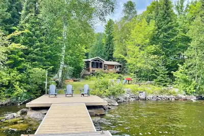 Image de LakeKabin - Waterfront Private Cottage\/HotTub, Kayaks, Canoe, Bbq