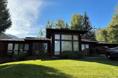 Image de New! 5 min from River Run Ski lift, 4 bdrm home, 2 frplaces, jacuzzi tub, deck