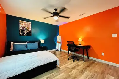 Image de 12 mins to Dt, 2 Br, Free Parking, A/C, Sleeps 5