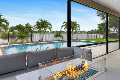 Image de Lakeside Retreat with Heated Pool