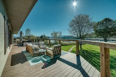 Image de Charming 3-bedroom waterfront condo with fitness room in Young Harris/Hiawassee