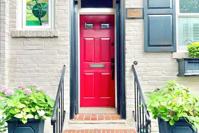 Image de Charming Historic Row-home in the Heart of Old Town, Ideal for Long-term Stay
