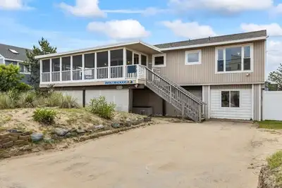 Image de Close Enough- 4 Bdrm. , Dog Friendly, Across From Beach, Game Room, Pool!