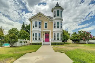 Image de Modesto Mansion on 2 Acres - Great for Families!