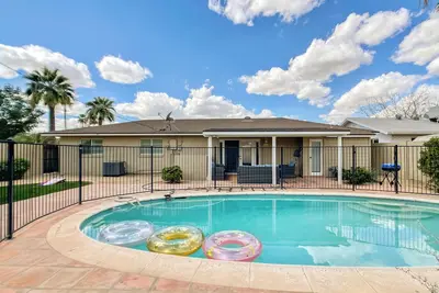 Image de Pool, Patio, 5 Beds, Easy Walk to Bars & Clubs, Parking, Orange Trees