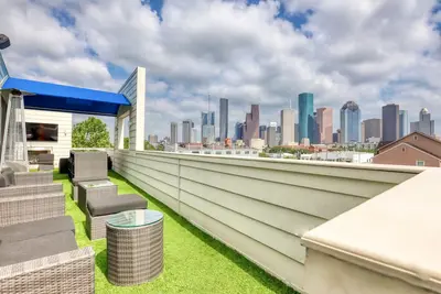 Image de Luxury Retreat: Agora Haus with Spectacular Downtown Houston Skyline Views