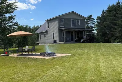 Image de Cozy Kingston Cottage -- 3-bedroom Lodge with Ac, Peloton Bike, WiFi, and More