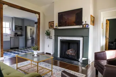 Image de Historic Train House: Spa shower, gas fireplace, disc golf\n\n