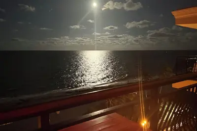 Image de Penthouse condo with Stunning Ocean View. Directly Hollywood beach boardwalk.