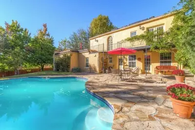Image de Italian Villa next to Gathering Place with pool