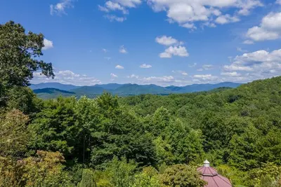 4br Mountain Retreat with Views & Poker Table