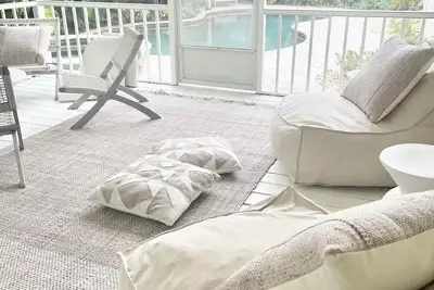 Image de 3 bedroom 2 bath private designer bungalow w/ pool walk to everything in St Pete