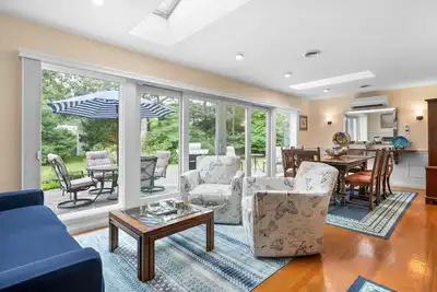 Image de Wifi, Ac, 4 bedrooms, 3 bathrooms, additional sleep space and bonus living room in the lower level