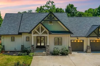 Image de Lakefront Luxury: Spacious 4-Bedroom Retreat with Private Dock.