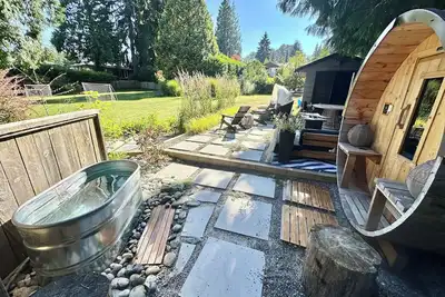 Image de Winter coastal retreat - Deep Cove: 2-Bedroom w/ sauna & cold plunge