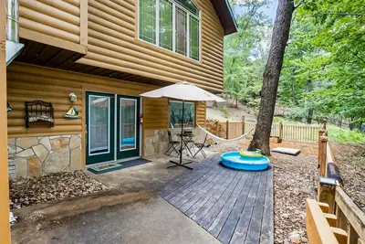 Image de Cozy lakefront getaway with fenced yard & hammock