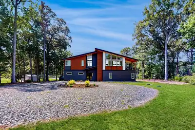 Image de Charming Riverfront House with Stunning Views and Modern Amenities