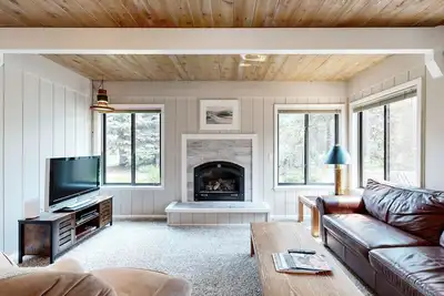 Image de Charming condo with WiFi, deck, fireplace, shared pool, hot-tub, and sauna