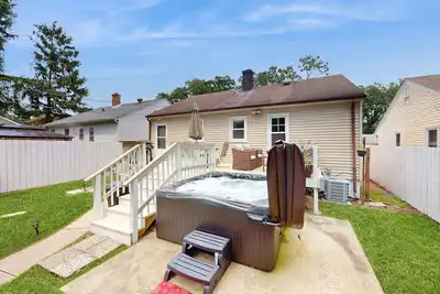 Image de Cozy house with hot tub, firepit, near restaurants + near beach