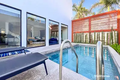 Image de Beautiful 4-bedroom 4-Bathroom home with WiFi, Ac one block from sea