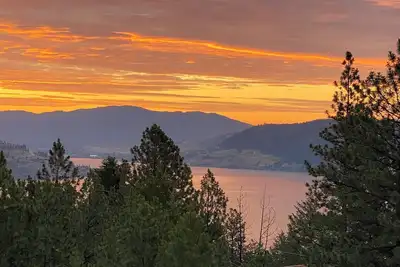 Image de Rustic Panoramic Okanagan Lake View Walkout Suite, Sleeps 7 & Pet friendly
