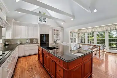 Image de Elegant estate with sprawling grounds & gourmet kitchen- close to city