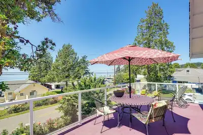 Image de Walk to Water: Camano Home w/ Ocean-View Deck