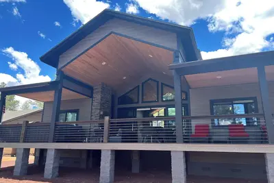 Image de Brand New Modern Cabin with hot tub, pool table and games room in Torreon Lakes