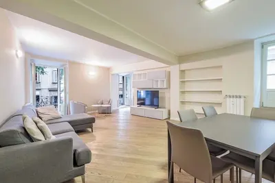 Image de Elegant 135 sqm apartment in the heart of Città Alta in Bergamo, ideal for 4 people. Located in an exceptional position, it allows easy walking access to major historical attractions such as the Duomo and Piazza Vecchia. The apartment offers modern comf