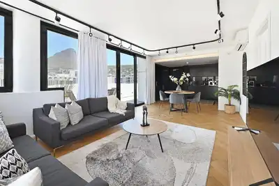 Image de City Centre Rooftop Penthouse with 360° City & Mountain Views!