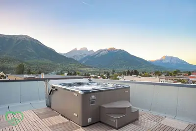 Image de Pet Friendly Loft / Rooftop Hot Tub & Views
