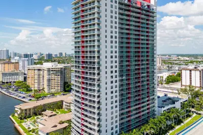 Image de Stunning Studio w/ Balcony & Scenic Views