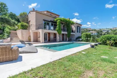 Image de belle villa piscine privée chauffée, vue baie st Raphael, 4 personnes, 4 étoiles