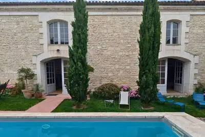 Image de Appartement historique avec piscine, salle de jeux, et jardin - idéal famille et amis