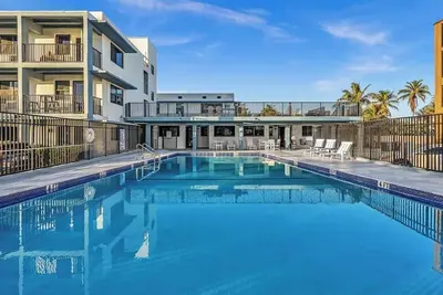 Image de Beachfront & Pool Access ~ Unit w/ 2 Queen Beds