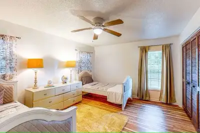 Image de Charming Oasis 2-bed 2-bath house with extra Queen Sleeper Sofa in Inverness