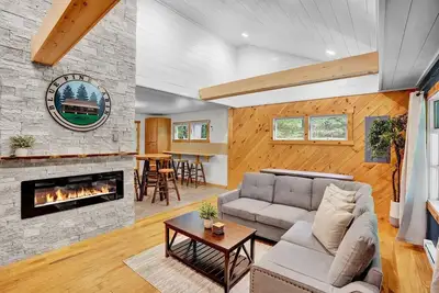 Image de Blue Pine Cabin | Central Pocono Modern w/ Hot Tub