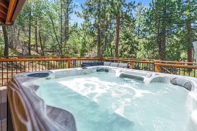 Image de Gorgeous 5-Star cabin. Walk to Lake and Village. Game Room and Hot Tub