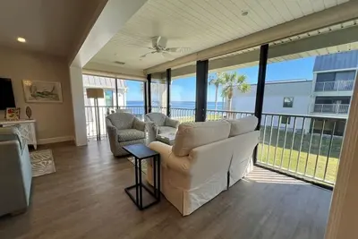 Image de Mariner Pointe 842: Beautiful Upgrades & Bay Views