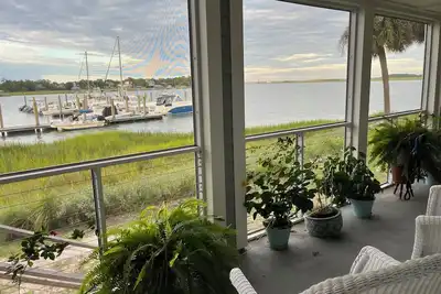 Image de Screened in Porch View of Folly River with 10-15 min walk to downtown and beach!