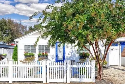 Image de Just Steps To The Beach And Dog Friendly!